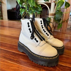 Dr. Martens Sinclair in Warm Stone